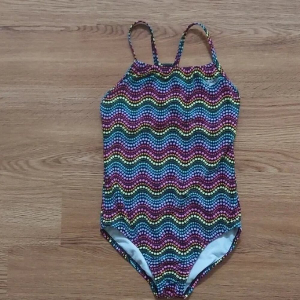 Speedo girl's swimsuit. Size M. 6-8 years old. beach. swimming